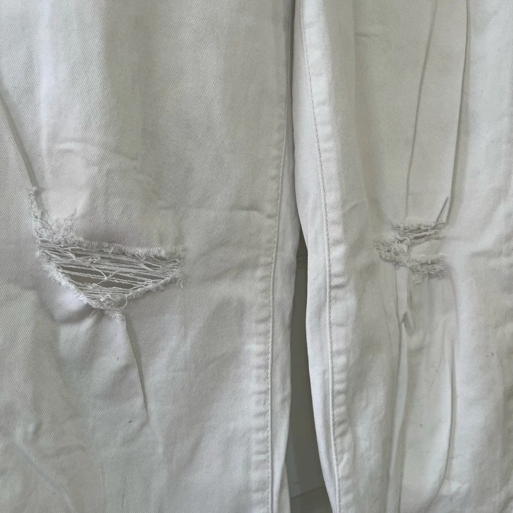 Pilcro Off-White high rise, wide leg jeans, distressed knees, size 27 - Picture 3 of 10